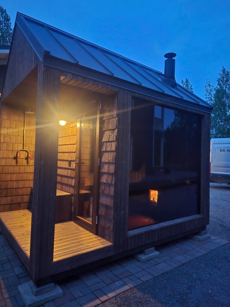 Pihasauna ulkoapäin pimeällä