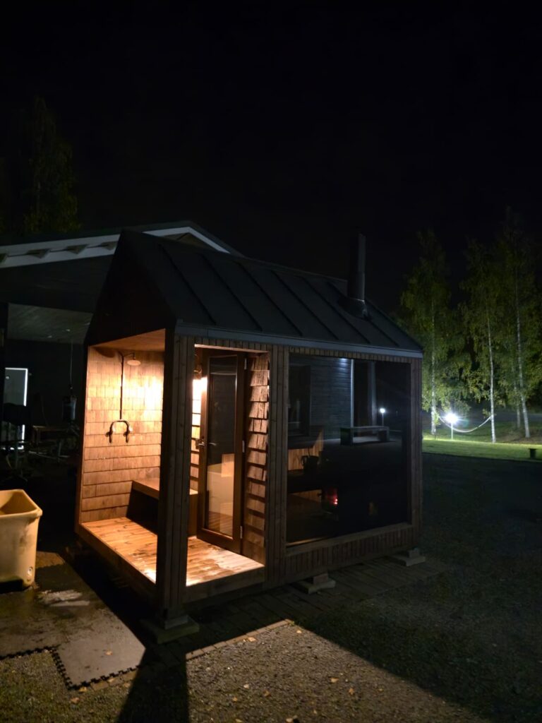 Pihasauna pimeällä